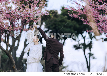 A young couple taking pre-wedding photos at Jogashima 125836502
