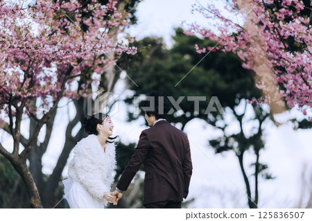 一對年輕夫婦在城島拍攝婚紗照 125836507