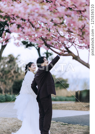 一對年輕夫婦在城島拍攝婚紗照 一對年輕夫婦在城島拍攝婚紗照 125836510