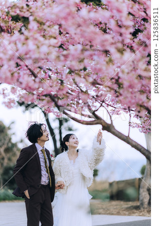 一對年輕夫婦在城島拍攝婚紗照 125836511