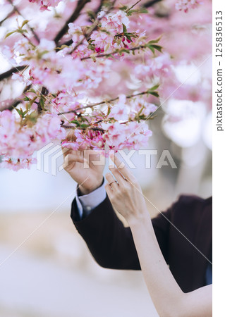 一對年輕夫婦在城島拍攝婚紗照 125836513
