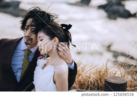 A young couple taking pre-wedding photos at Jogashima 125836538
