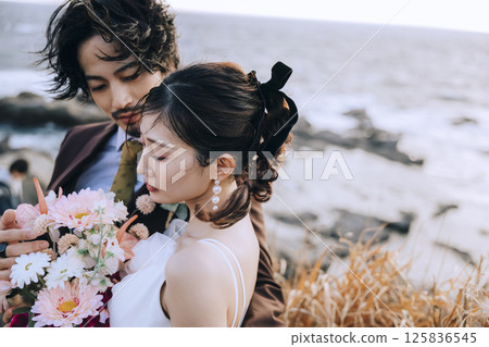 一對年輕夫婦在城島拍攝婚紗照 一對年輕夫婦在城島拍攝婚紗照 125836545