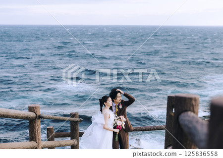 一對年輕夫婦在城島拍攝婚紗照 一對年輕夫婦在城島拍攝婚紗照 125836558