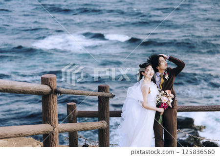一對年輕夫婦在城島拍攝婚紗照 一對年輕夫婦在城島拍攝婚紗照 125836560