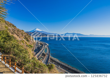 從靜岡市薩埼嶺(靜岡縣)眺望富士山和駿河灣 從靜岡市薩埼嶺(靜岡縣)眺望富士山和駿河灣 125836732
