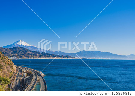 從靜岡市薩埼嶺(靜岡縣)眺望富士山和駿河灣 從靜岡市薩埼嶺(靜岡縣)眺望富士山和駿河灣 125836812