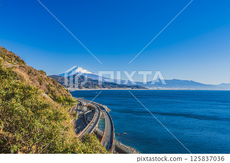 從靜岡市薩埼嶺（靜岡縣）眺望富士山和駿河灣 125837036