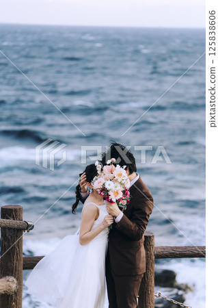 一對年輕夫婦在城島拍攝婚紗照 125838606