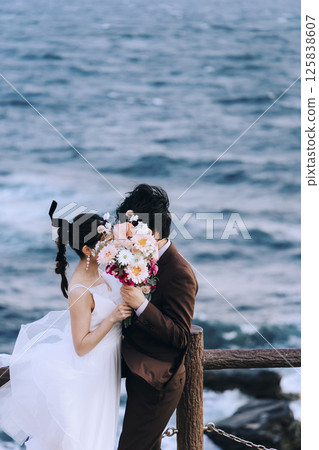 A young couple taking pre-wedding photos at Jogashima 125838607