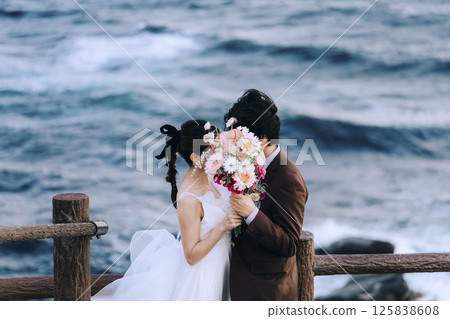一對年輕夫婦在城島拍攝婚紗照 125838608