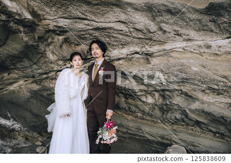 一對年輕夫婦在城島拍攝婚紗照 125838609