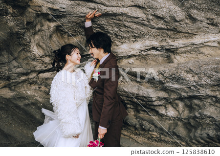 A young couple taking pre-wedding photos at Jogashima 125838610