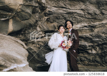 A young couple taking pre-wedding photos at Jogashima 125838618
