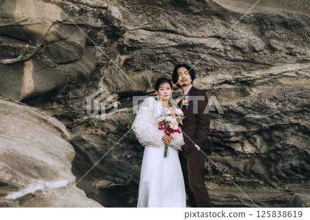 A young couple taking pre-wedding photos at Jogashima 125838619