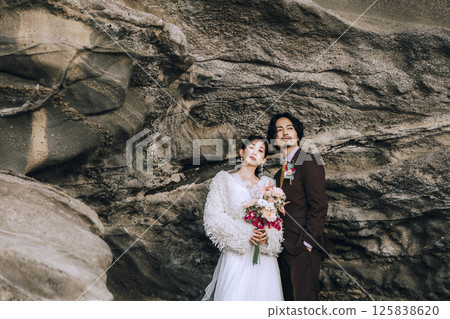 A young couple taking pre-wedding photos at Jogashima A young couple taking pre-wedding photos at Jogashima 125838620