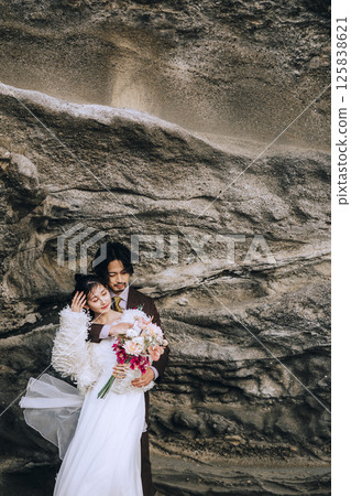一對年輕夫婦在城島拍攝婚紗照 一對年輕夫婦在城島拍攝婚紗照 125838621