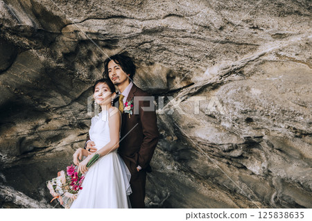一對年輕夫婦在城島拍攝婚紗照 125838635