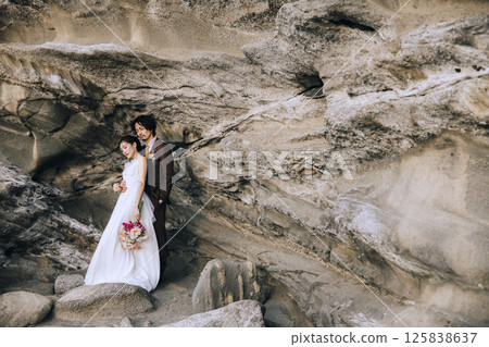 一對年輕夫婦在城島拍攝婚紗照 125838637