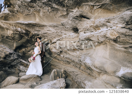 一對年輕夫婦在城島拍攝婚紗照 一對年輕夫婦在城島拍攝婚紗照 125838640