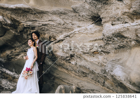一對年輕夫婦在城島拍攝婚紗照 125838641