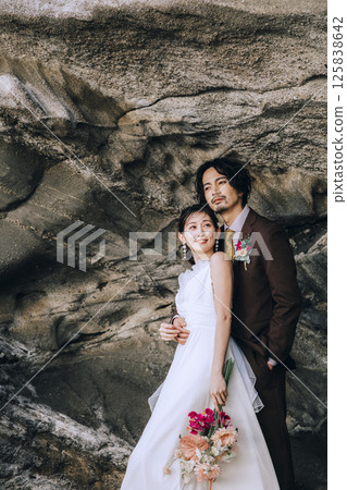 一對年輕夫婦在城島拍攝婚紗照 125838642
