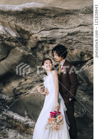 一對年輕夫婦在城島拍攝婚紗照 125838643