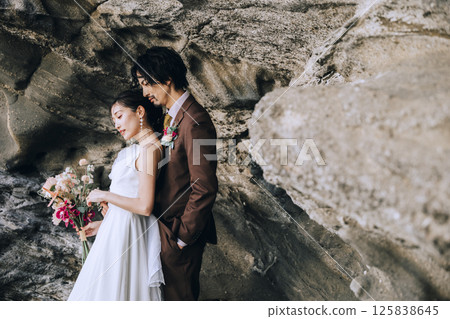 一對年輕夫婦在城島拍攝婚紗照 125838645