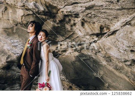 A young couple taking pre-wedding photos at Jogashima 125838662
