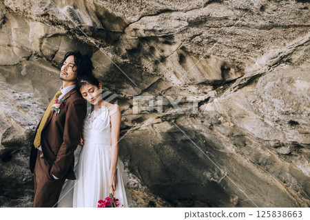 一對年輕夫婦在城島拍攝婚紗照 125838663