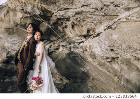 A young couple taking pre-wedding photos at Jogashima 125838664