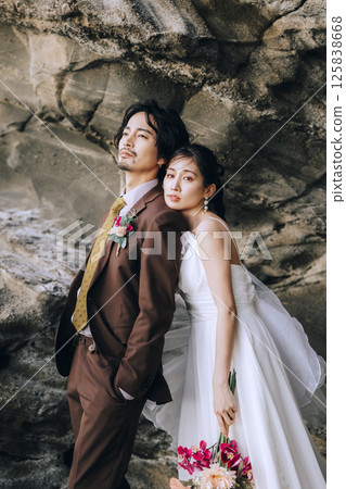 一對年輕夫婦在城島拍攝婚紗照 一對年輕夫婦在城島拍攝婚紗照 125838668