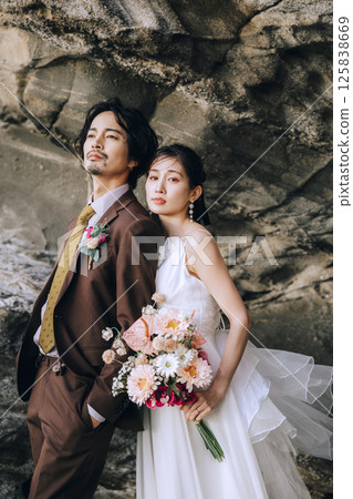 一對年輕夫婦在城島拍攝婚紗照 125838669