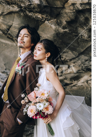 A young couple taking pre-wedding photos at Jogashima A young couple taking pre-wedding photos at Jogashima 125838670