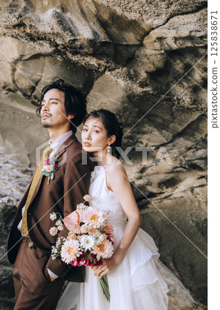一對年輕夫婦在城島拍攝婚紗照 125838671