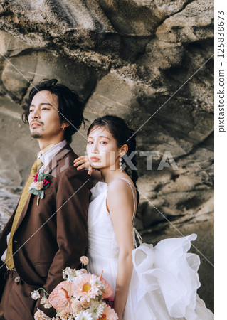 A young couple taking pre-wedding photos at Jogashima 125838673