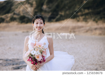 一對年輕夫婦在城島拍攝婚紗照 125838678