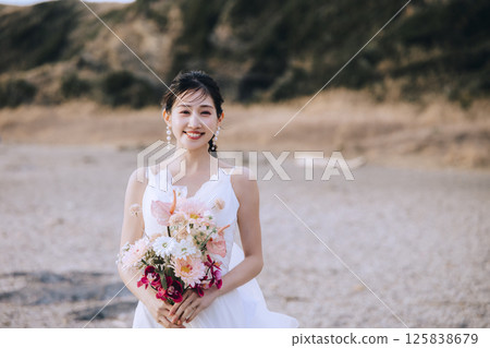 一對年輕夫婦在城島拍攝婚紗照 一對年輕夫婦在城島拍攝婚紗照 125838679