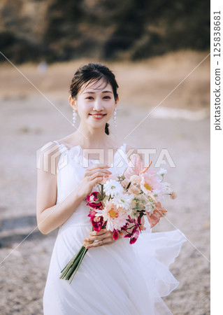 A young couple taking pre-wedding photos at Jogashima 125838681