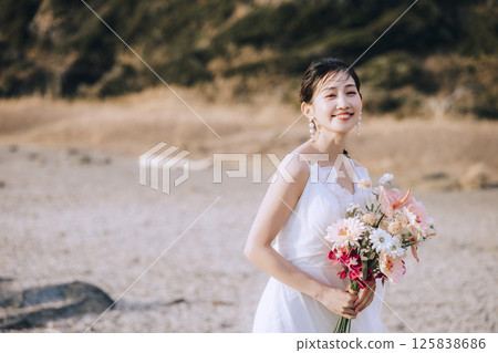 一對年輕夫婦在城島拍攝婚紗照 125838686