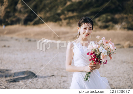 一對年輕夫婦在城島拍攝婚紗照 125838687