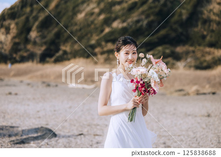 A young couple taking pre-wedding photos at Jogashima A young couple taking pre-wedding photos at Jogashima 125838688