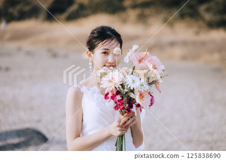 一對年輕夫婦在城島拍攝婚紗照 125838690