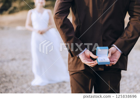 一對年輕夫婦在城島拍攝婚紗照 125838696