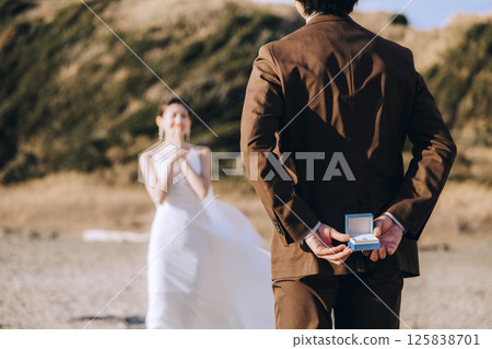 A young couple taking pre-wedding photos at Jogashima 125838701