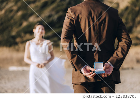 一對年輕夫婦在城島拍攝婚紗照 125838703