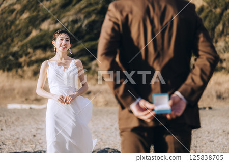 A young couple taking pre-wedding photos at Jogashima A young couple taking pre-wedding photos at Jogashima 125838705