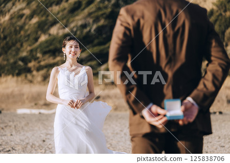 一對年輕夫婦在城島拍攝婚紗照 125838706