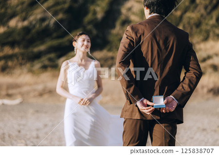 A young couple taking pre-wedding photos at Jogashima 125838707