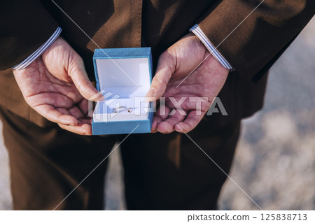 一對年輕夫婦在城島拍攝婚紗照 一對年輕夫婦在城島拍攝婚紗照 125838713